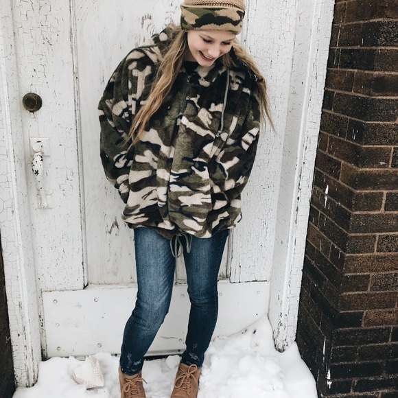 Profile Picture of Aleigha Deyoung (@amdeyoung) on Poshmark
