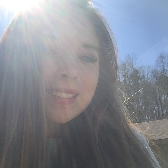 Profile Picture of Hannah Adamson (@hannah803a) on Poshmark