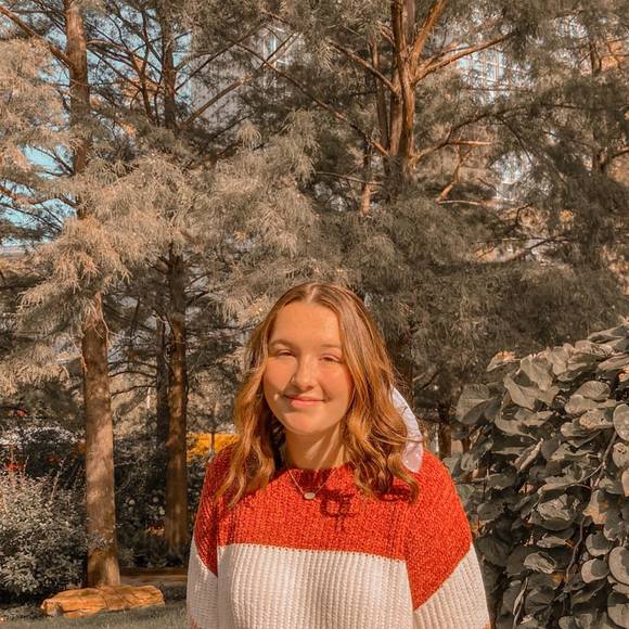 Profile Picture of Emma Gulickson (@emmabug2911) on Poshmark