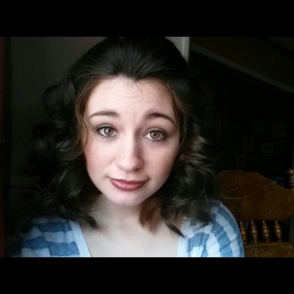 Profile Picture of Corinnia Bazer (@corinnia) on Poshmark