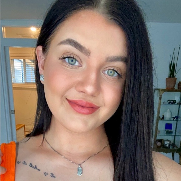 Profile Picture of Nicole Leclerc (@nicole_leclerc) on Poshmark