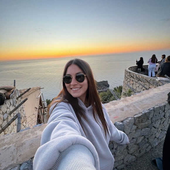 Profile Picture of Coral Albelo (@coralalbelo) on Poshmark