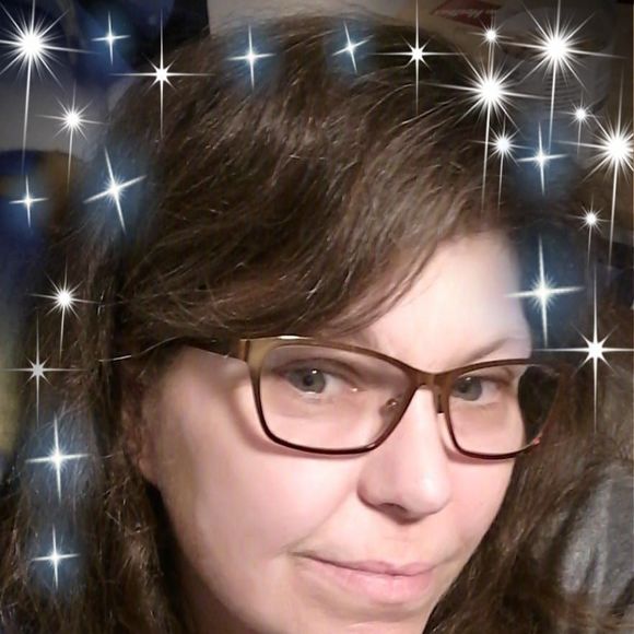 Profile Picture of Nicole Renouf (@nicolerenouf) on Poshmark
