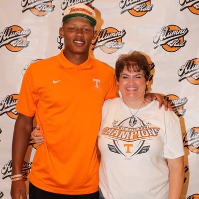 Profile Picture of Jen Bowerize (@Auntie_Peach1) on Twitter