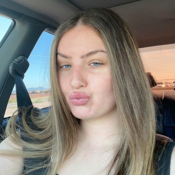 Profile Picture of Alexa Howland (@alexahowland) on Poshmark