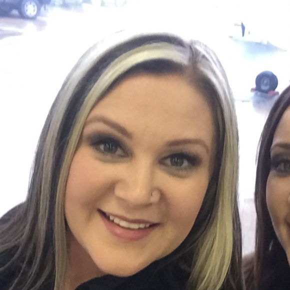 Profile Picture of Mandy Evans (@mhedge01) on Poshmark