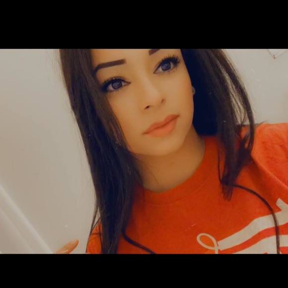 Profile Picture of Lori Robles (@lorii824) on Poshmark