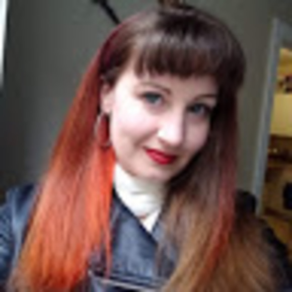 Profile Picture of Alice Hunt (@alicechunt) on Poshmark