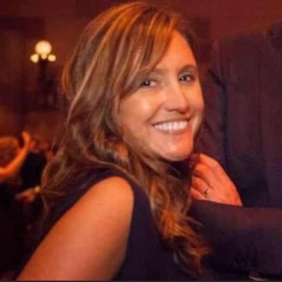 Profile Picture of Kimberly Amsbary (@kimlsalter) on Poshmark