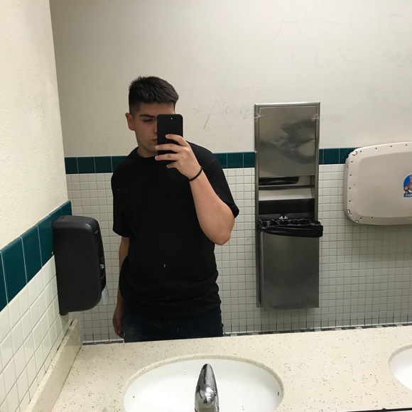 Profile Picture of Vicente Flores (@vicentef20) on Poshmark