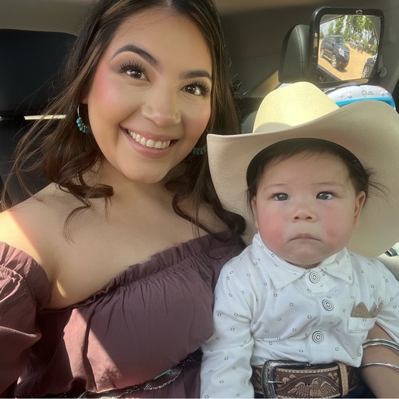 Audrey Galvan - Poshmark Profile Picture of Audrey Galvan (@awe_dree) on Poshmark