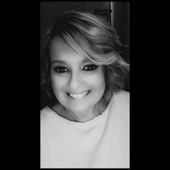 Profile Picture of Shannon Myers (@shannierae) on Poshmark
