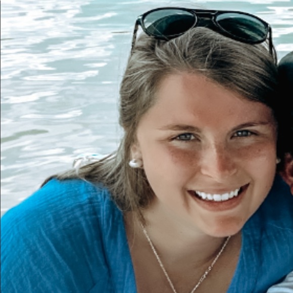 Profile Picture of Amanda Finn (@95amandam) on Poshmark