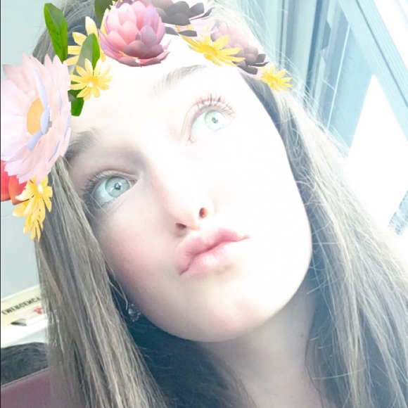 Profile Picture of Hailey Hendricks (@haileyhendricks) on Poshmark