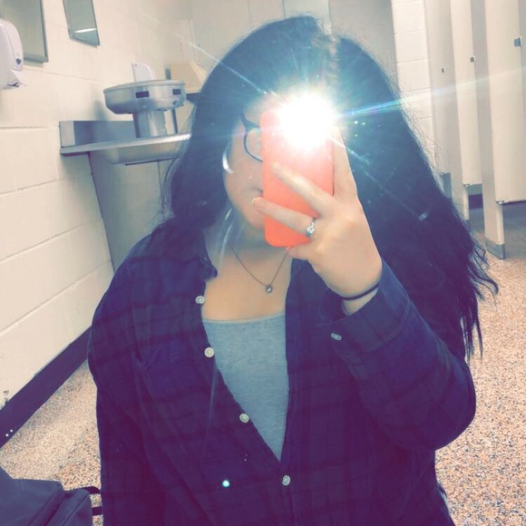 Profile Picture of Lizzy Cutting (@lizzycutting_) on Poshmark