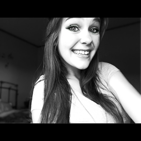 Profile Picture of Hanna Hayes (@hannahayes) on Poshmark