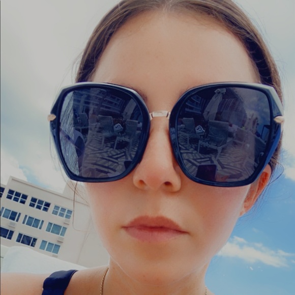 Profile Picture of Avita Avita (@avitaasmaro) on Poshmark