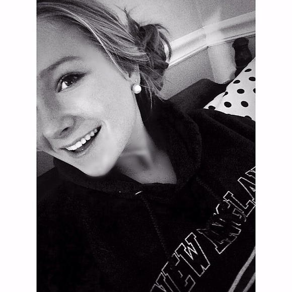Profile Picture of Amanda Gould (@amandaagould) on Poshmark