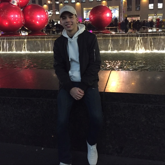 Profile Picture of Kevin Valencia (@kevinvcia) on Poshmark