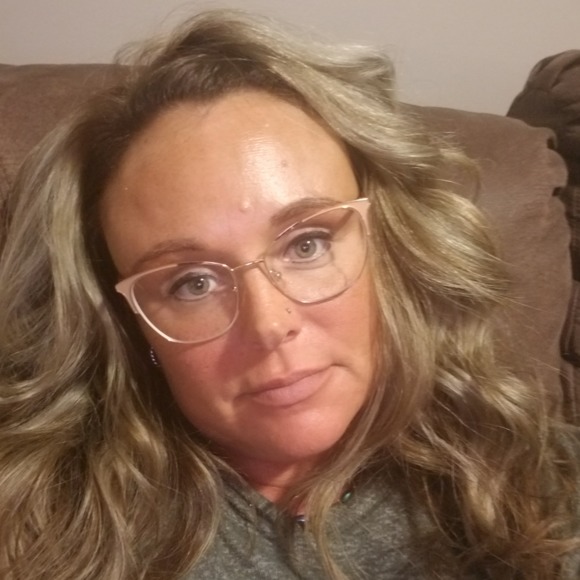 Profile Picture of Melinda Horsting (@red_04162000) on Poshmark