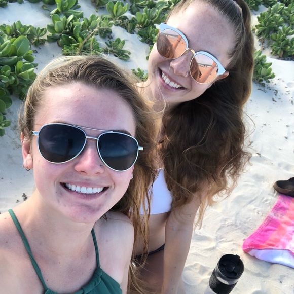 Profile Picture of Annika Yappert (@aeyappert) on Poshmark