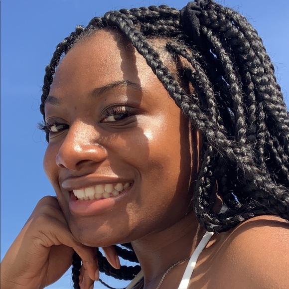 Profile Picture of Amanda Assad (@amandaa113) on Poshmark