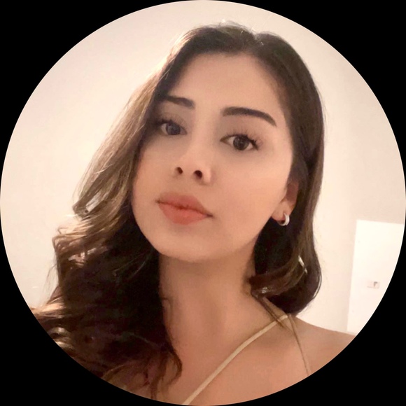 Profile Picture of Iris Navarro (@irisnav) on Poshmark