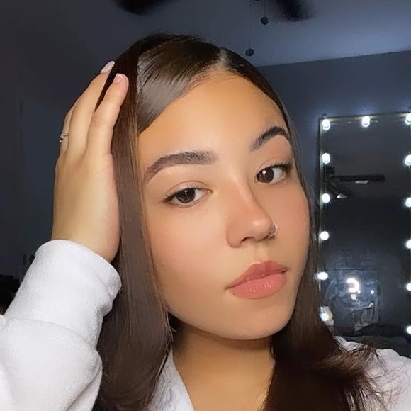 Profile Picture of Janely Sharpe (@janelysharpe15) on Poshmark