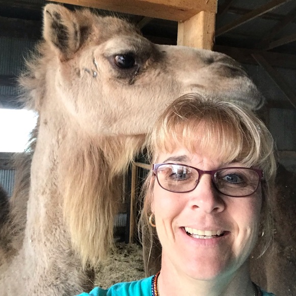 Profile Picture of Lori Janczewski (@loriannski) on Poshmark