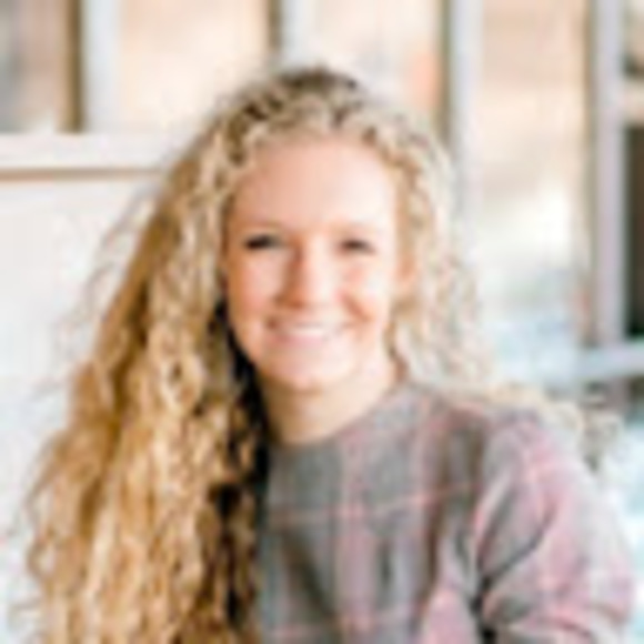 Profile Picture of Alexa Van komen (@alexavankomen) on Poshmark