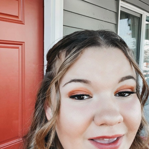 Profile Picture of Taylor Brodahl (@taylor_seward) on Poshmark