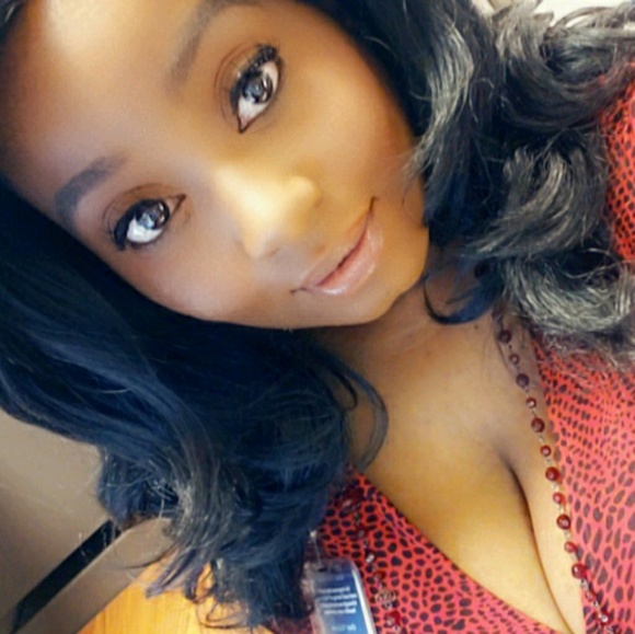 Profile Picture of Sonya Giles (@sonyalgiles) on Poshmark