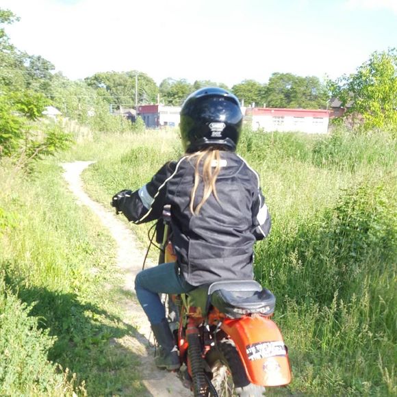 Profile Picture of Lisa Draper (@rocker_chick_21) on Poshmark