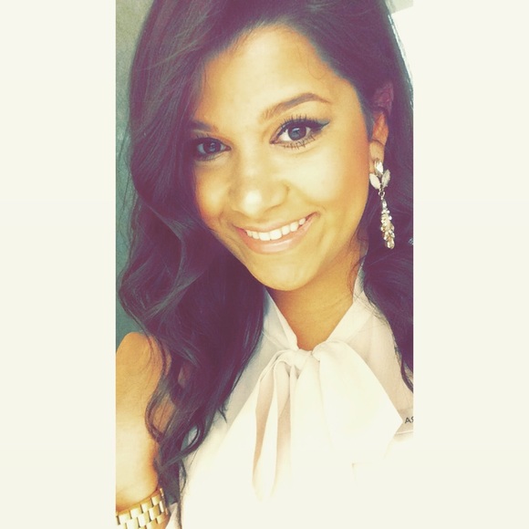 Profile Picture of Amira Amireh (@miraaaxo) on Poshmark
