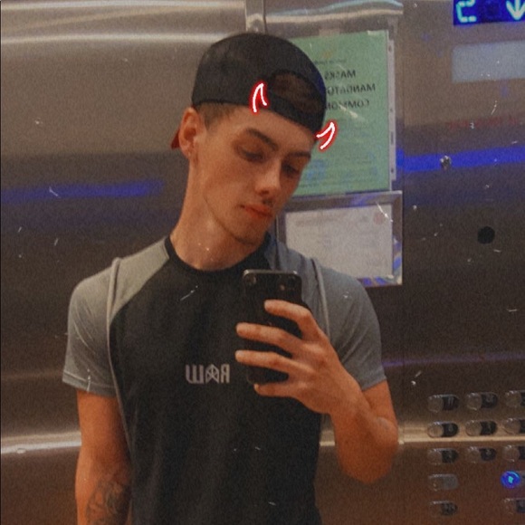 Nick Rivers - Poshmark Profile Picture of Nick Rivers (@nick8721) on Poshmark