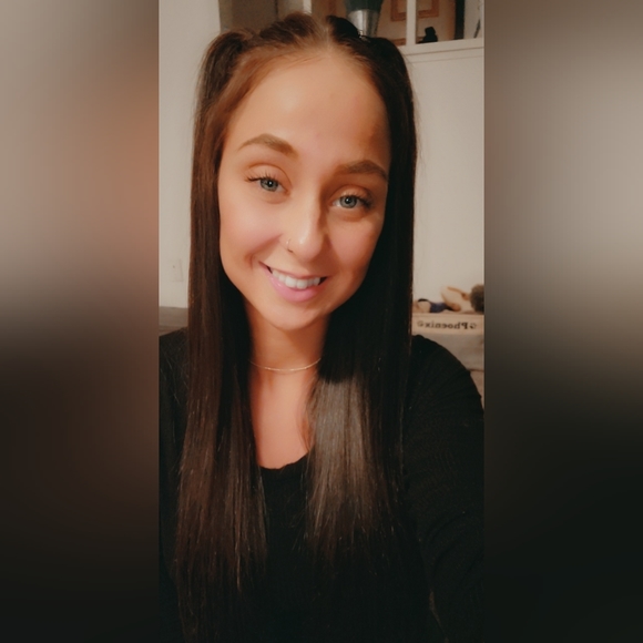Profile Picture of Kelsey Shuart (@kelsey_shuart) on Poshmark