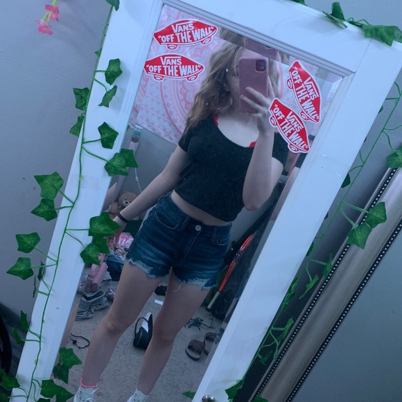 Profile Picture of Alexus Shanks (@alexus412) on Poshmark