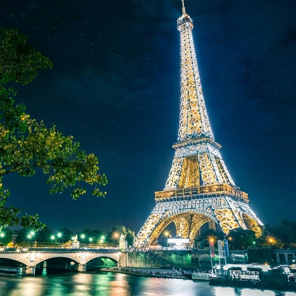 Profile Picture of Celia Roberts (@grannie13) on Poshmark