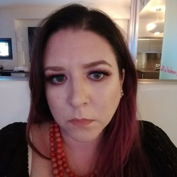 Profile Picture of Holly Vandreumel (@hollyvandreumel) on Poshmark