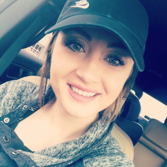 Profile Picture of Alexis Uhrich (@mama294) on Poshmark