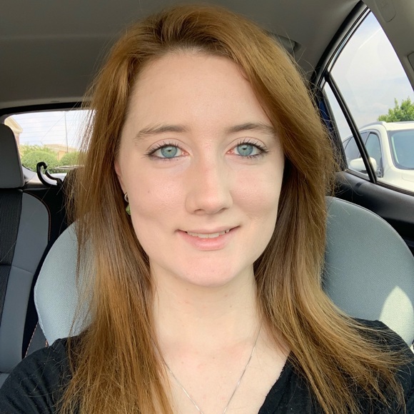 Profile Picture of Jamie Hutton (@bigsis991) on Poshmark