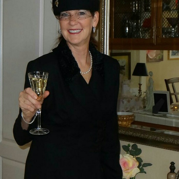 Profile Picture of Shelia Caposio (@sheliaeeisme) on Poshmark