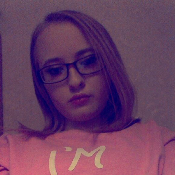 Profile Picture of Cassie Postma (@cassie_boo42) on Poshmark