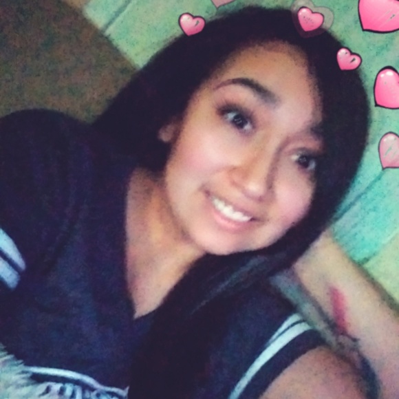 Profile Picture of Lauren Ledesma (@laurenstacy19) on Poshmark