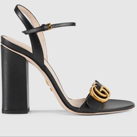 Profile Picture of Daniela Zarella (@daniellaz100) on Poshmark