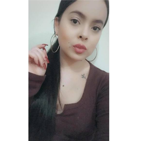 Profile Picture of Melissa Cadavid (@cadavimeli) on Poshmark