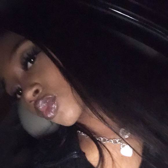 Profile Picture of Ymani Tealer (@ymanitealer) on Poshmark