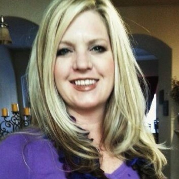 Profile Picture of Cynthia Hogman (@chogman) on Poshmark