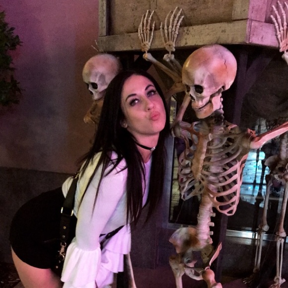 Profile Picture of Hollace Zale (@holly_hinge) on Poshmark