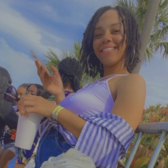 Profile Picture of Tiera Feagins (@tieranicole850) on Poshmark